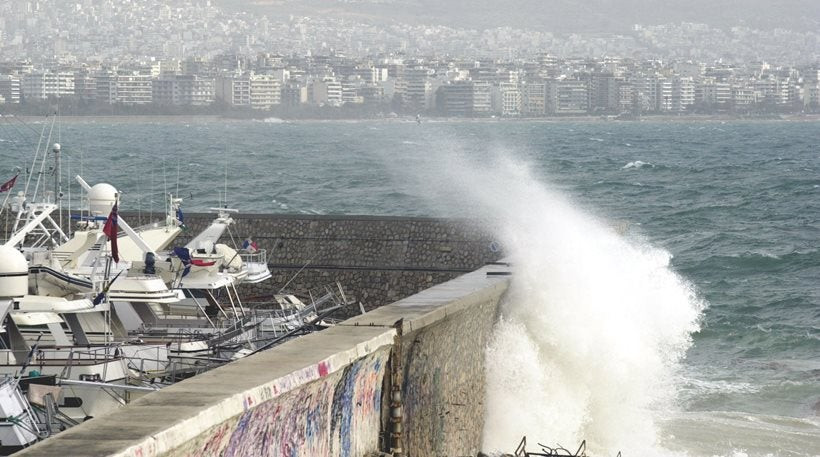 Προβλήματα στα λιμάνια από τα μποφόρ: Ποια δρομολόγια δεν εκτελούνται
